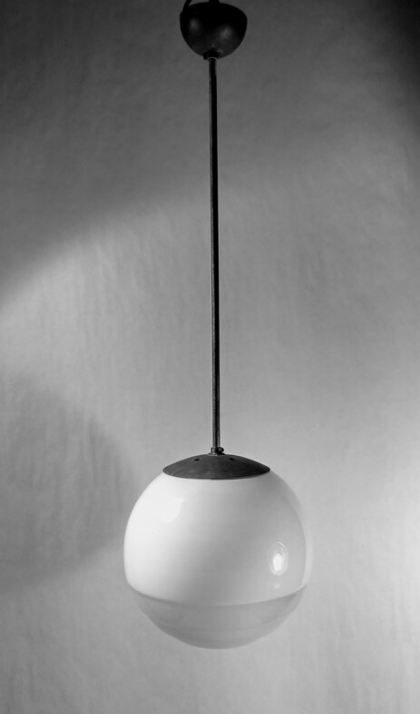 lange bauhaus deckenkugel mit zweifarbigem glaskörper 1930 sistrah, kandem
