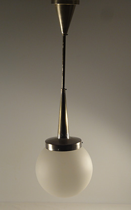 bauhaus pendelleuchte konisch mit opalglaskugel um 1930