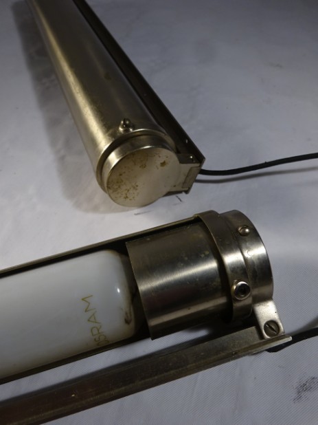 paar klassische bauhaus appliquen für soffitten mit original badezimmerspiegel