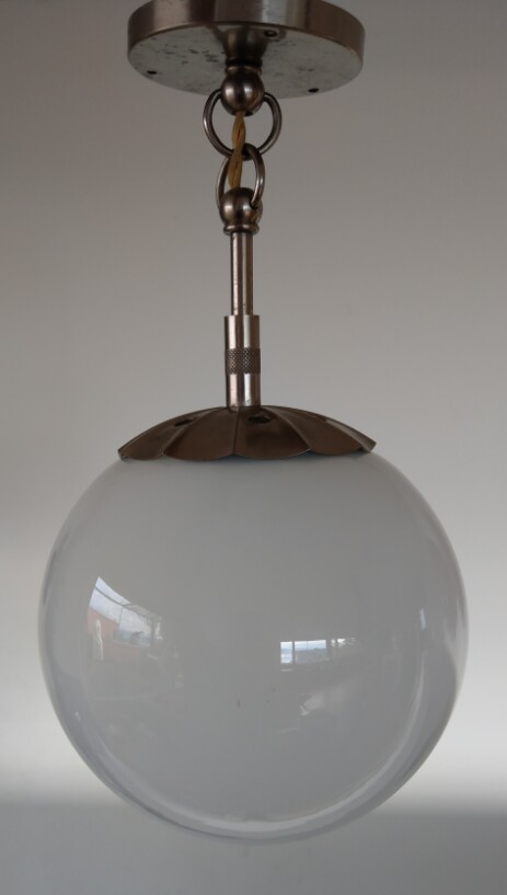 30erjahre Opalglas Kugelleuchte Bauhaus facettierte Nickelmontage