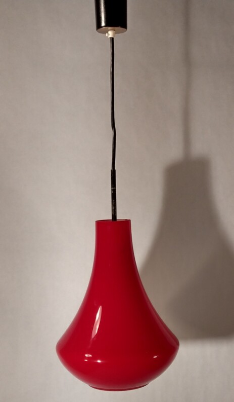 Doria tropfenförmige Deckenleuchte 60erjahre rot überfangenes Opalglas