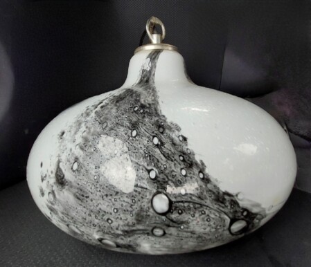 D 60 Doria kürbisförmige opalglas deckenleuchte mit schwarzen einschmelzungen 60erjahre 