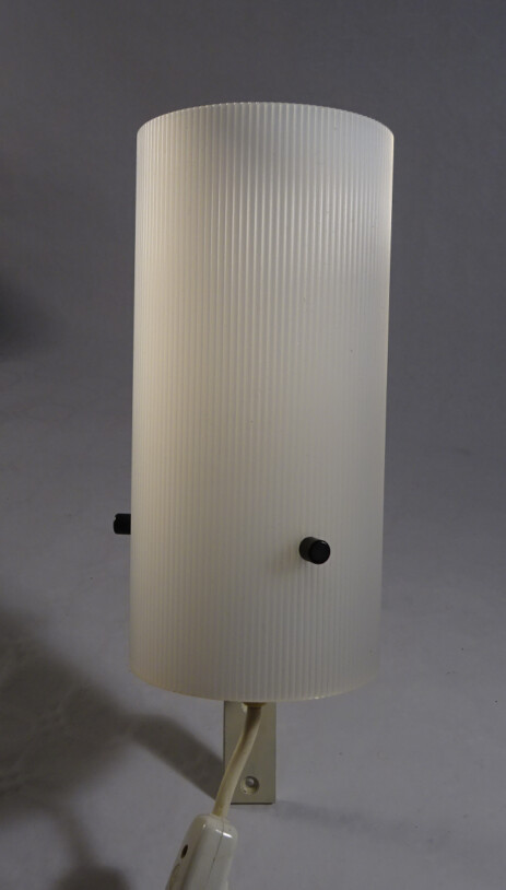 grosse plexiglas applique mit rippenmuster um 1960