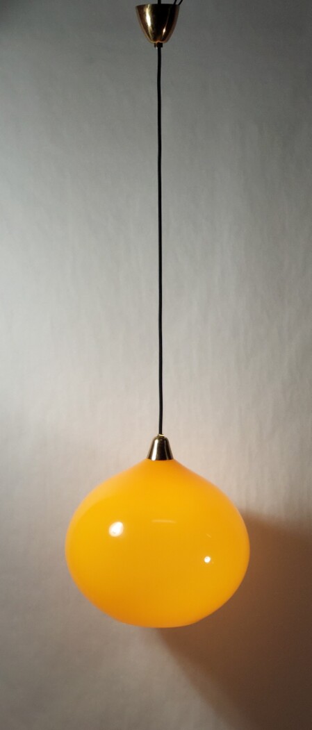 grosse orange überfangene opalglas Deckenkugel 1960