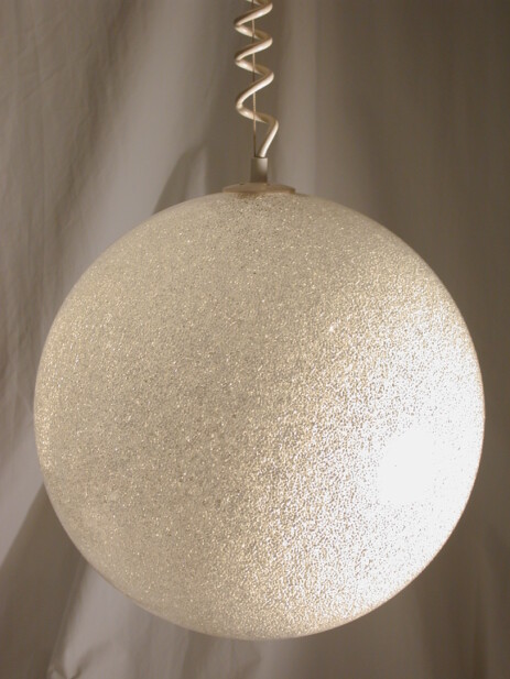 grosse glänzende kugelleuchte aus feinem granulat 1975