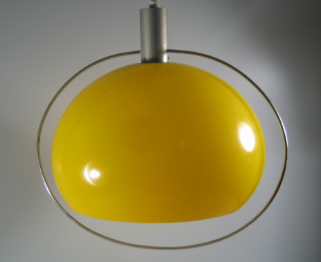 grosse gelbe 70er plexiglas deckenkugel