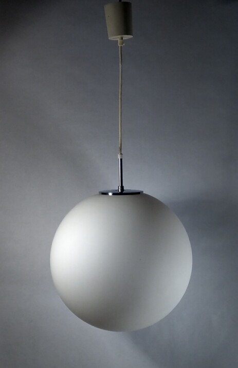 grosse Limburg Opalglas Kugelleuchte matt D 40 70erjahre