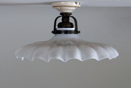 mundgeblasene deckenrosette opalglas messingmontage porzellan um 1900 