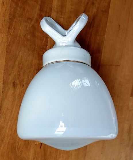 porzellan eckleuchte um 1930 mit tropfenförmigem opalglas 