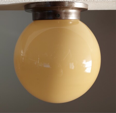 modernistische cremefarbene Opalglas Deckenkugel 1930 nickelmontage 