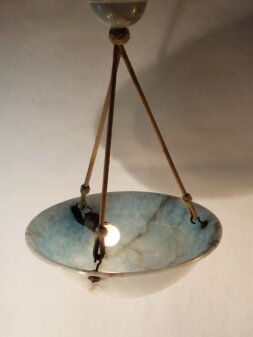 hellblaue Alabasterschale mit braunem band art déco lamp 1930