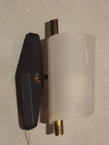 typische 50erjahre applique mit geschwungenem Plexiglasschirm