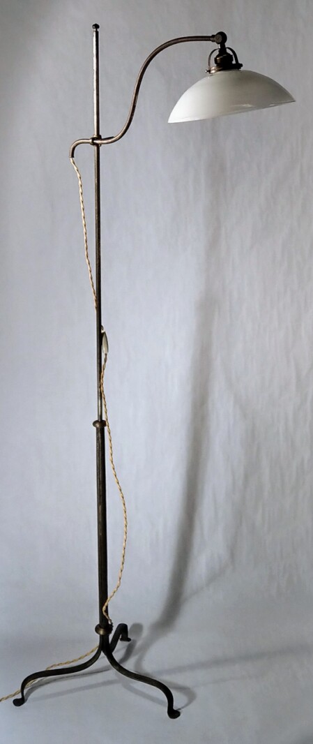 1920 geschmiedete stehleuchte mit opalgalsschirm 