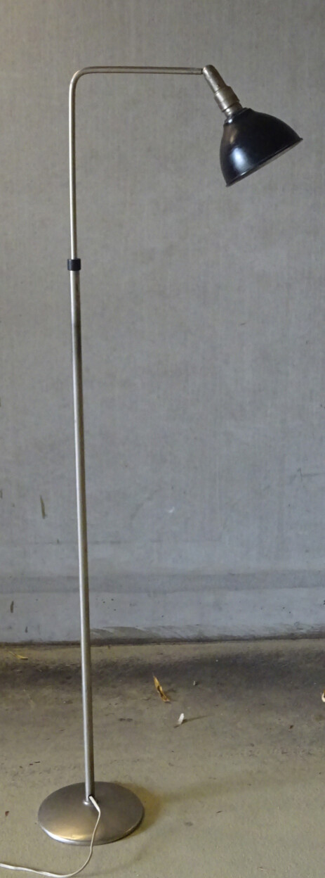 BAG Turgi Stehleuchte Giedion zugeschrieben 3 mit Metallschirm