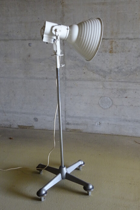 grosse bühnenleuchte, theaterleuchte auf rädern um 1940 /45