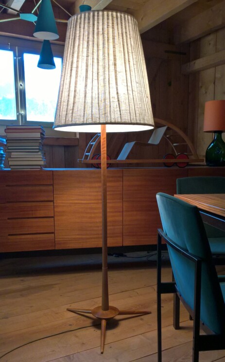 50erjahre stehleuchte tripod holzfuss schwebend textilschirm