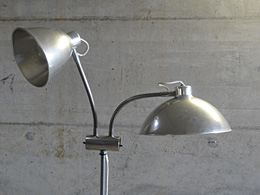 kosmetikstudio aluminium doppelspot auf schwanenhälsen um 1955