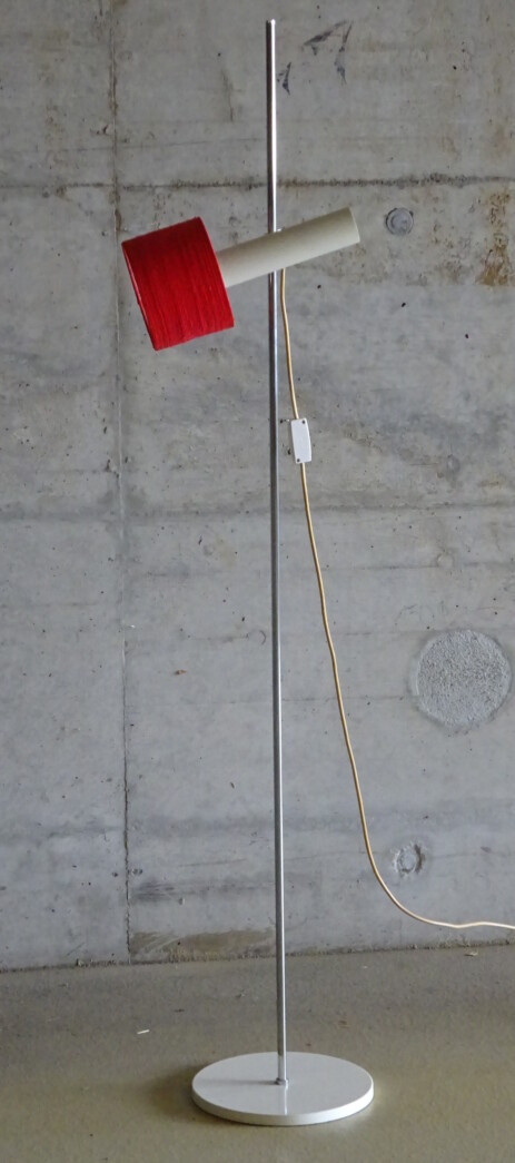 typische 60erjahre stehleuchte mit textilschirm, verm temde