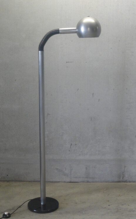 grosse knickarm stehleuchte aus aluminium, ca 1970
