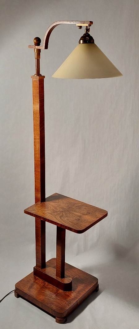 Art déco Stehleuchte Holzfurnier Ablagebrett Opalglaschirm 1930