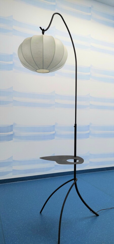 Cocoon Tripod fifties stehleuchte mit organischer ablage jean arp 1950