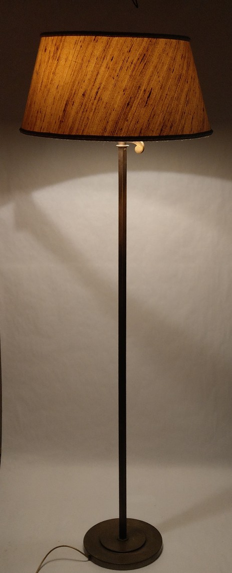  schwenkbare modernistische Stehleuchte 1920 Stufenfuss Rohseidenschirm